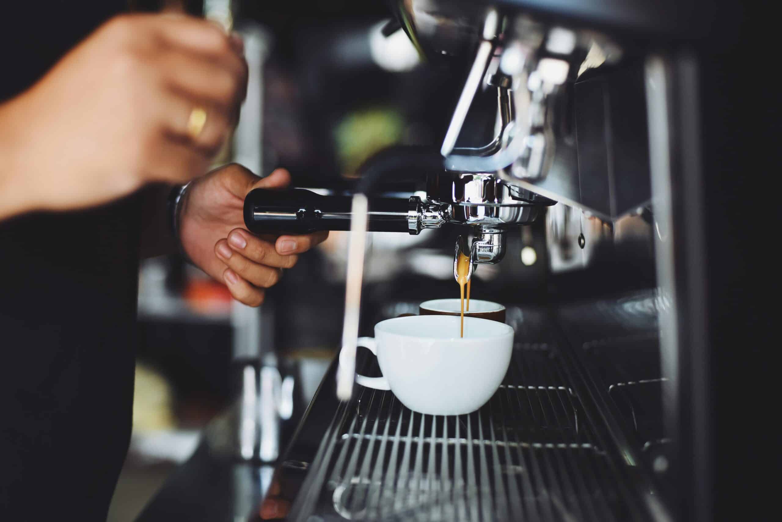 Kaffeløsninger til Virksomheder: Den Perfekte Kaffemaskine til Din Arbejdsplads